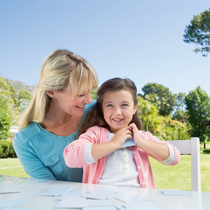 Mère et fille jouant memory®